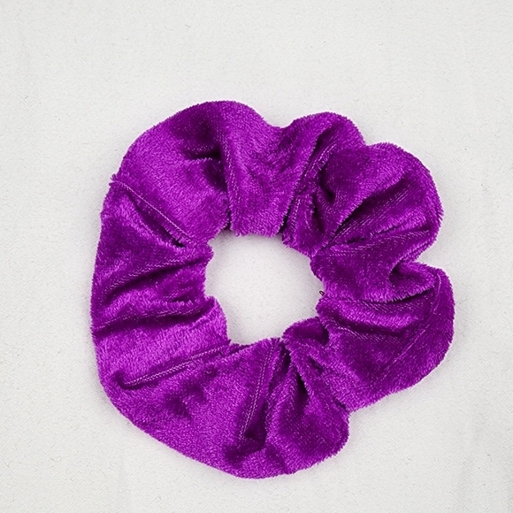 Accessories - 4 FOR $16 🔥 Velvet Scrunchie hair tie